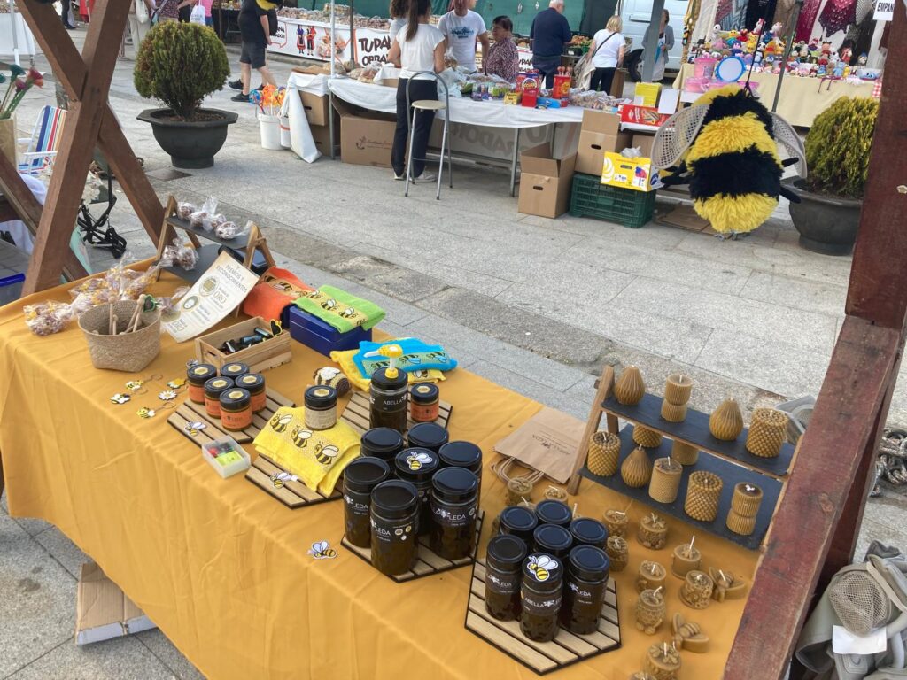 Puesto de productos relacionados con la miel en la fiesta de San Cosme y San Damián de Baiona