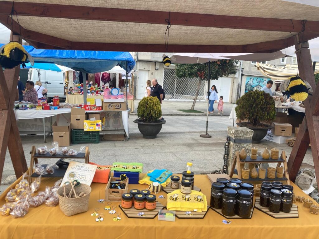 Puesto de productos relacionados con la miel en la fiesta de San Cosme y San Damián de Baiona