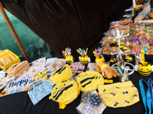 Puesto de productos relacionados con la miel en la fiesta de San Cosme y San Damián de Baiona