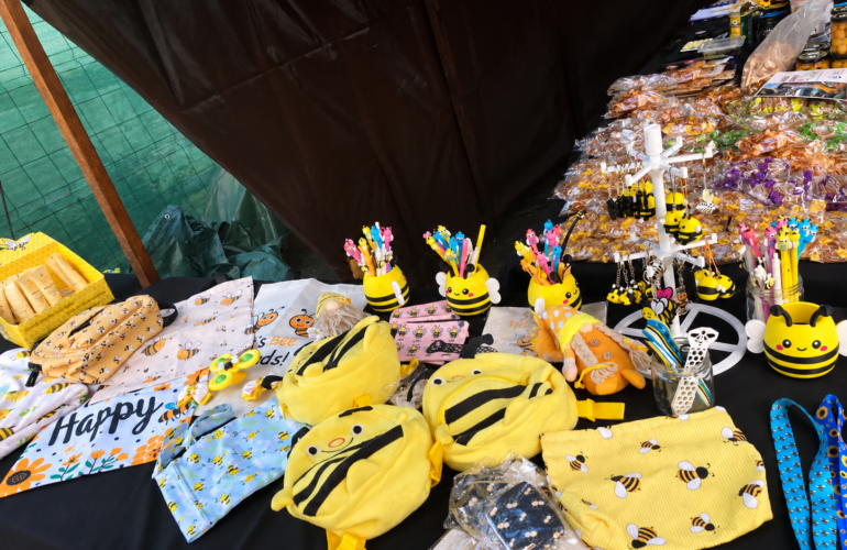 Puesto de productos relacionados con la miel en la fiesta de San Cosme y San Damián de Baiona