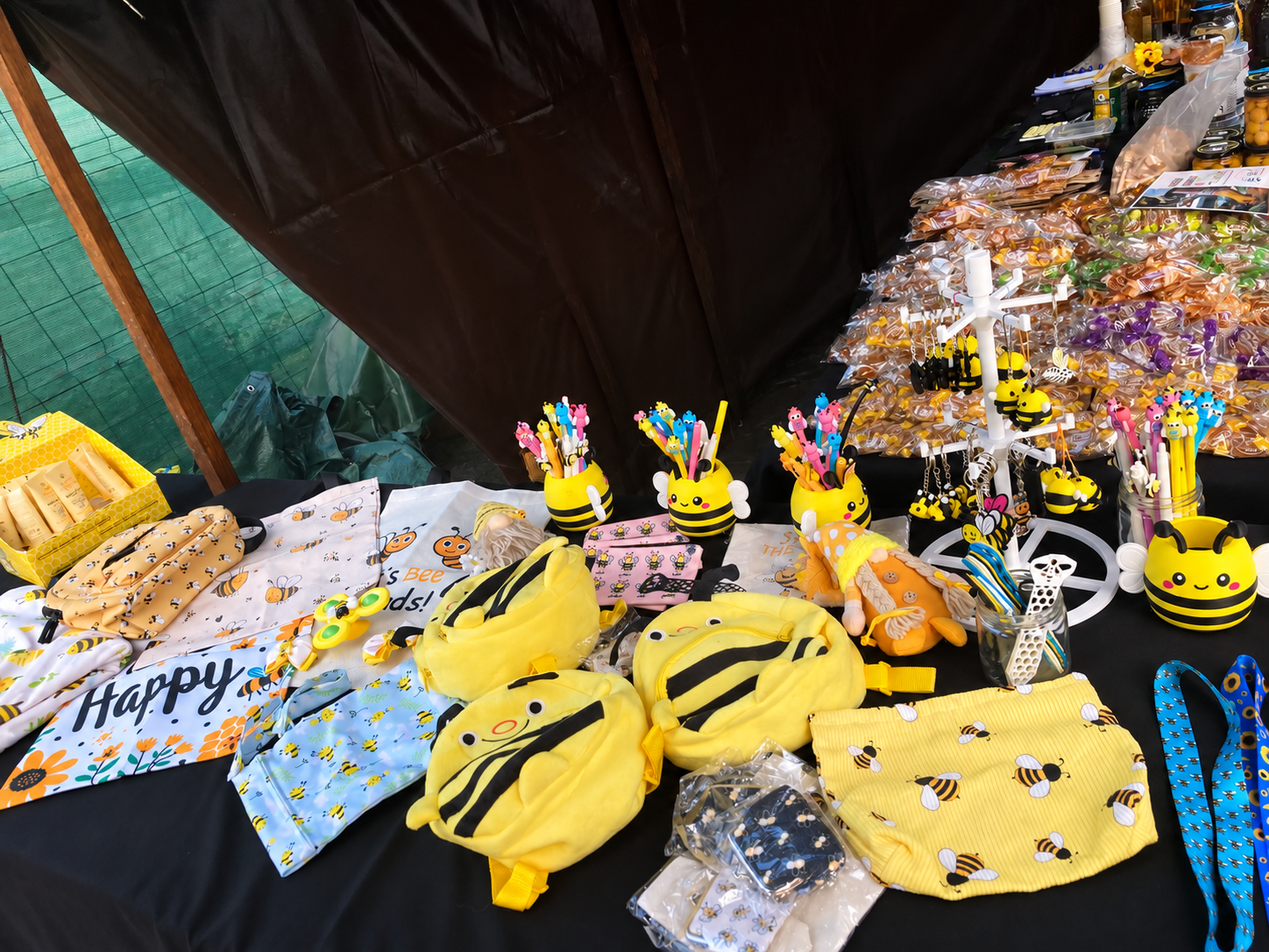 Puesto de productos relacionados con la miel en la fiesta de San Cosme y San Damián de Baiona